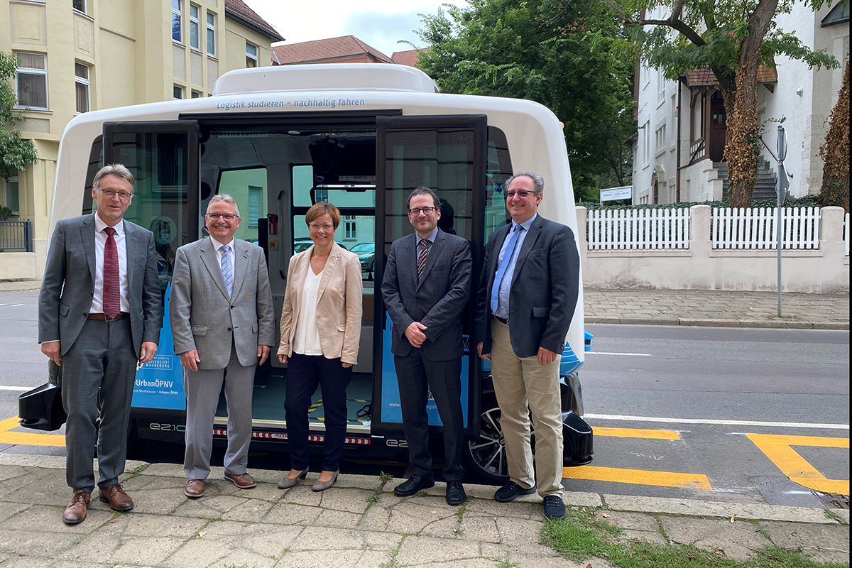 Start des Pilotbetriebes des automatisierten Shuttlebusses „Elbi“ in Magdeburg (Foto: Biletska)