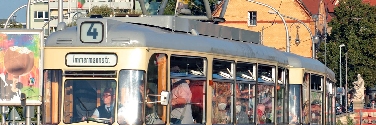 In den 1960er und 1970er Jahren prägten Gotha-Züge das Erscheinungsbild der Linie 4 Am 9. Oktober 2021 starten wir wieder »Mit der Linie 4 um die Welt« vom Museumsdepot Sudenburg: Annett und Nadja Gröschner laden gemeinsam mit den Mitgliedern des Vereins IGNah e.V. ein, in einer historischen Gotha-Straßenbahn auf Lesereise zu gehen. Karten für die Fahrt um 19 Uhr sowie wenige Restkarten für die Fahrt um 15 Uhr gibt es zum Preis von 15,-- Euro bei der Feuerwache Magdeburg über das Kartentelefon 03 91 – 602 809