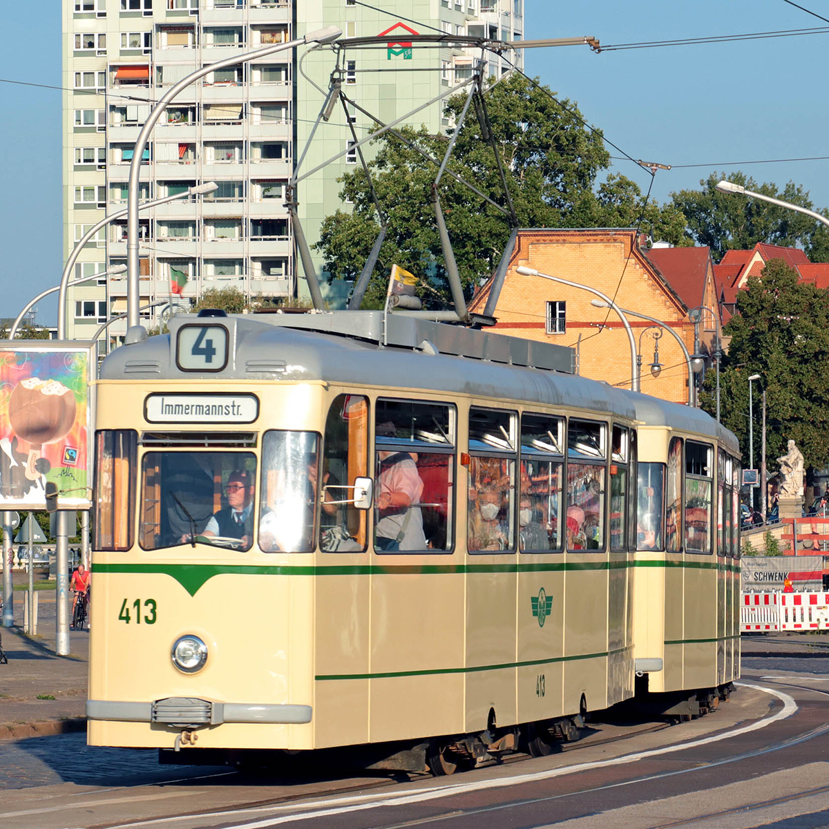 In den 1960er und 1970er Jahren prägten Gotha-Züge das Erscheinungsbild der Linie 4 Am 9. Oktober 2021 starten wir wieder »Mit der Linie 4 um die Welt« vom Museumsdepot Sudenburg: Annett und Nadja Gröschner laden gemeinsam mit den Mitgliedern des Vereins IGNah e.V. ein, in einer historischen Gotha-Straßenbahn auf Lesereise zu gehen. Karten für die Fahrt um 19 Uhr sowie wenige Restkarten für die Fahrt um 15 Uhr gibt es zum Preis von 15,-- Euro bei der Feuerwache Magdeburg über das Kartentelefon 03 91 – 602 809