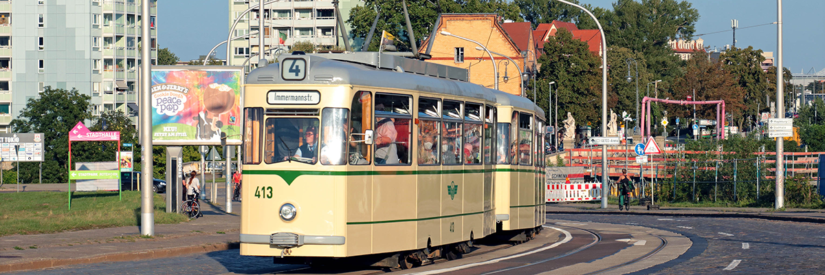 In den 1960er und 1970er Jahren prägten Gotha-Züge das Erscheinungsbild der Linie 4 Am 9. Oktober 2021 starten wir wieder »Mit der Linie 4 um die Welt« vom Museumsdepot Sudenburg: Annett und Nadja Gröschner laden gemeinsam mit den Mitgliedern des Vereins IGNah e.V. ein, in einer historischen Gotha-Straßenbahn auf Lesereise zu gehen. Karten für die Fahrt um 19 Uhr sowie wenige Restkarten für die Fahrt um 15 Uhr gibt es zum Preis von 15,-- Euro bei der Feuerwache Magdeburg über das Kartentelefon 03 91 – 602 809
