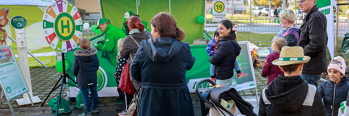 Gäste eines MVB Events mit Glücksrad