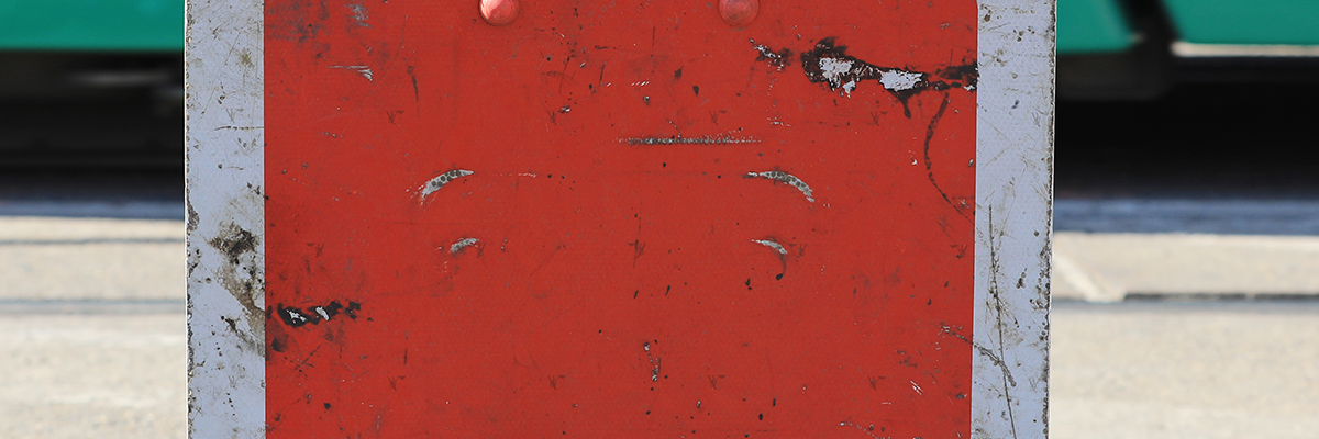 Sperrungsschild auf den Schienen