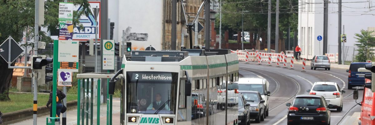 Straßenbahn der Linie 2 Richtung Westerhüsen an der Haltestelle Budenbergstraße