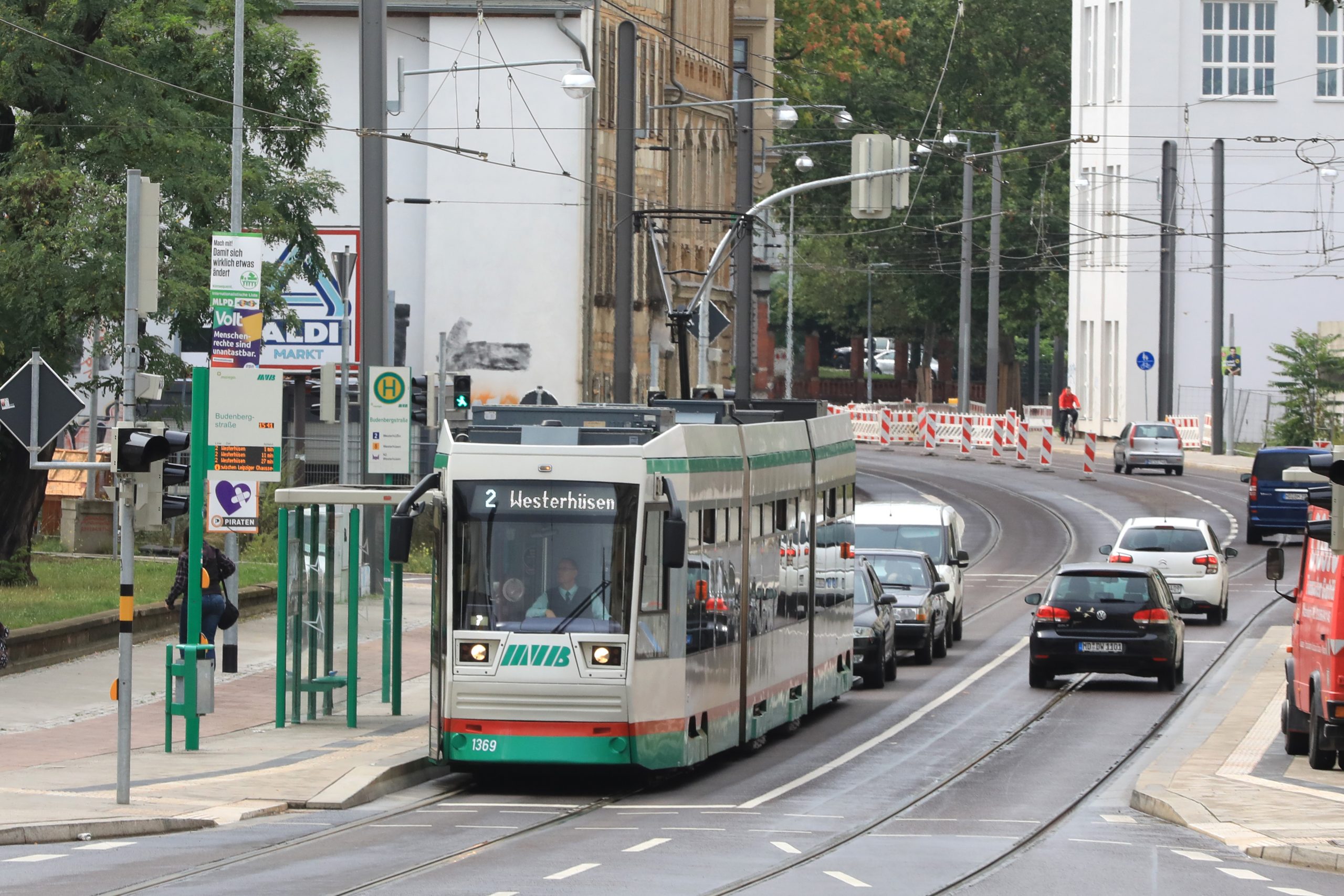 Straßenbahn der Linie 2 Richtung Westerhüsen an der Haltestelle Budenbergstraße