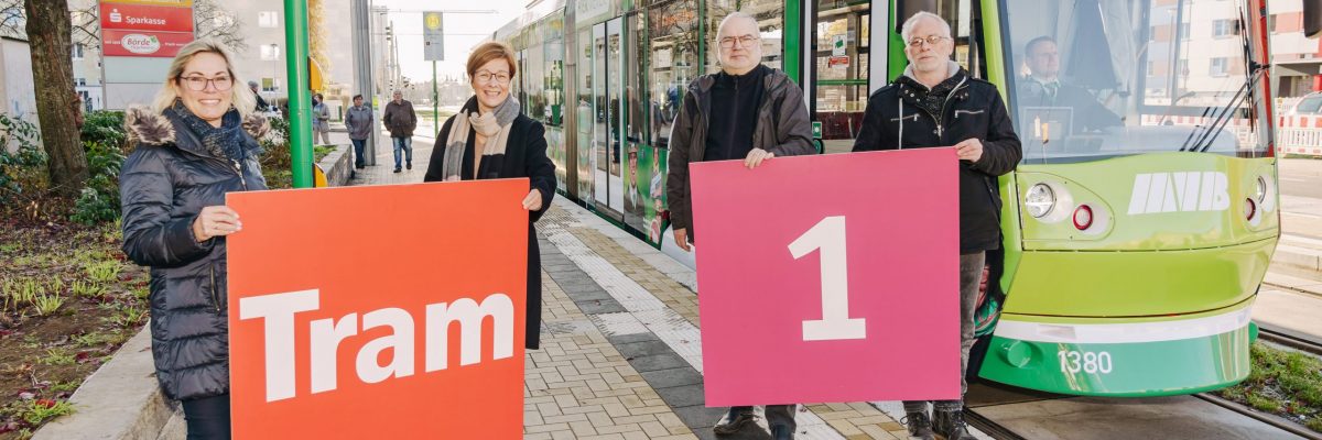 Straßenbahn der Linie 1 an einer Haltestelle