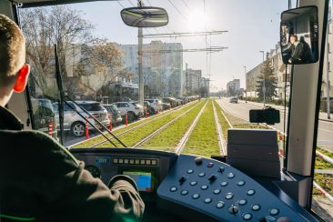 Grünes Rasengleis im Kannenstieg aus der Fahrerkabine fotografiert.