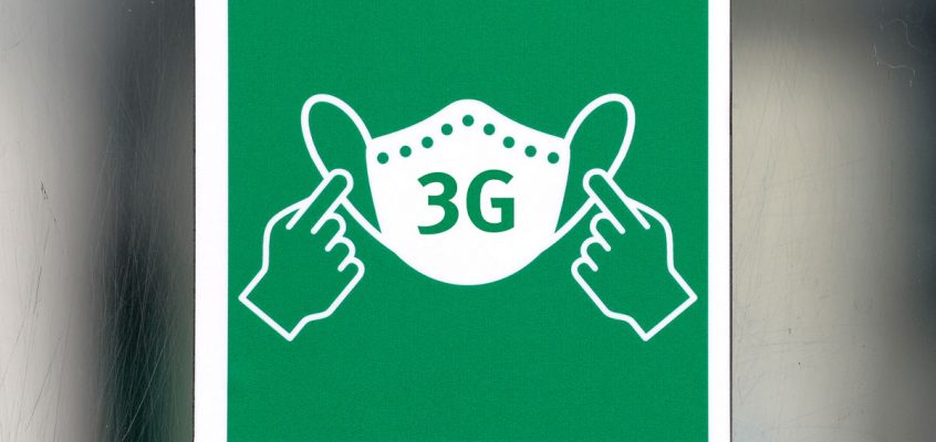 icon auf den Straßenbahnen mit einer Maske und dem Druck 3G