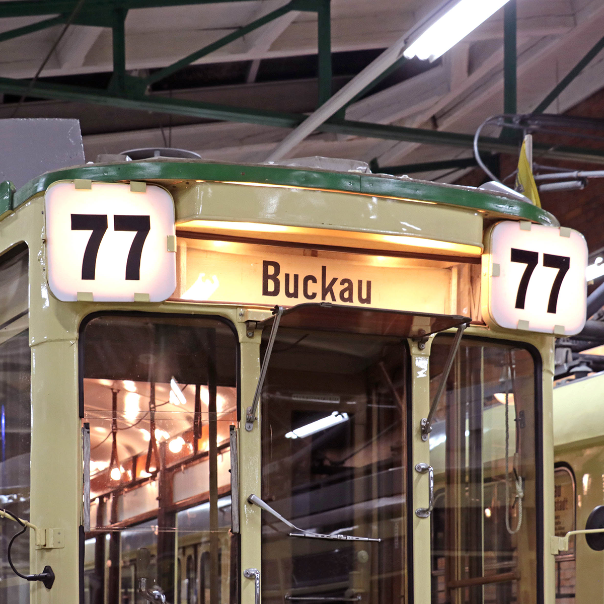 Tw 124 (Foto: Ralf Kozica) Historische Straßenbahn der Linie 77 nach Buckau