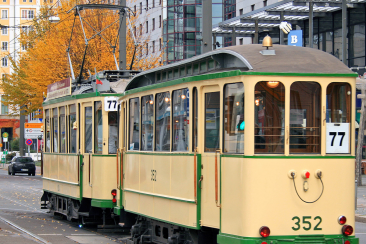 Der historische Straßenbahnzug Tw 124 + Bw 352 auf der Linie 77 (Foto: Ralf Kozica)