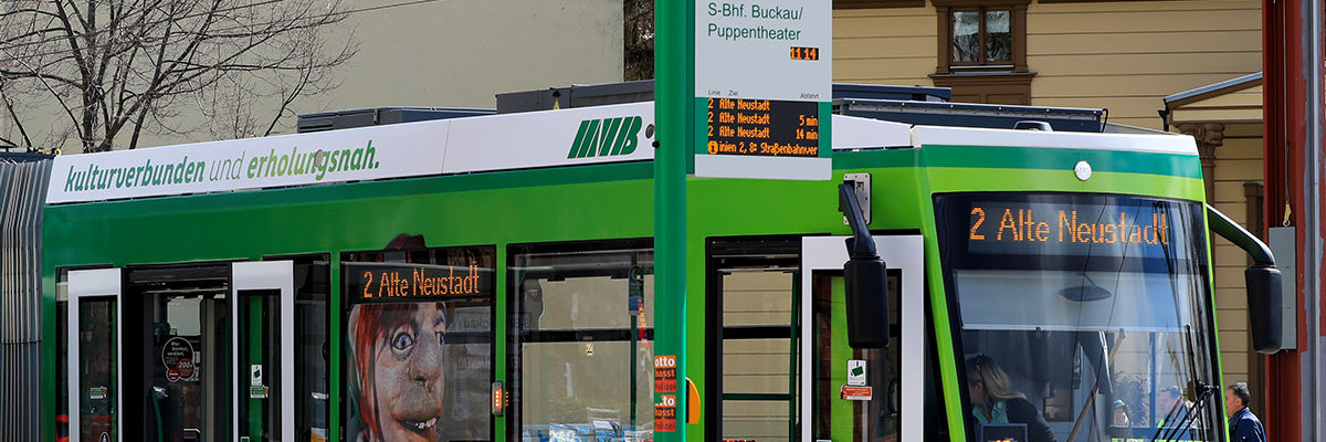 Straßenbahn der Linie 2 Richtung ALte Neustadt an der Haltestelle S-Bhf. Buckau/Puppentheater
