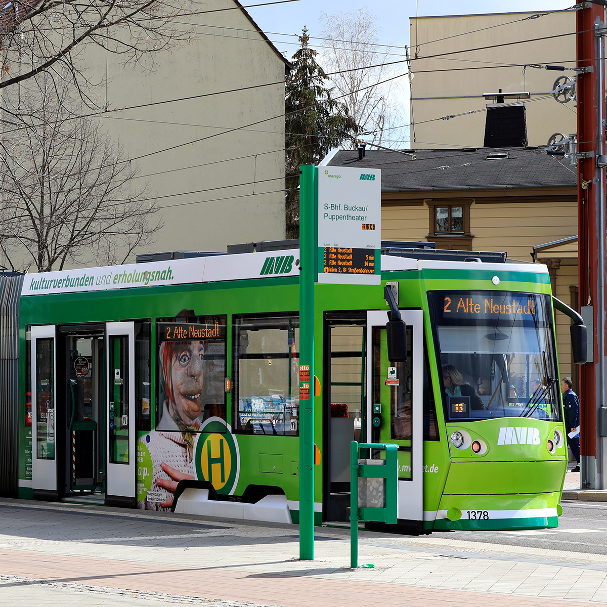 Straßenbahn der Linie 2 Richtung ALte Neustadt an der Haltestelle S-Bhf. Buckau/Puppentheater