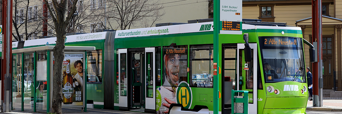Straßenbahn der Linie 2 Richtung ALte Neustadt an der Haltestelle S-Bhf. Buckau/Puppentheater