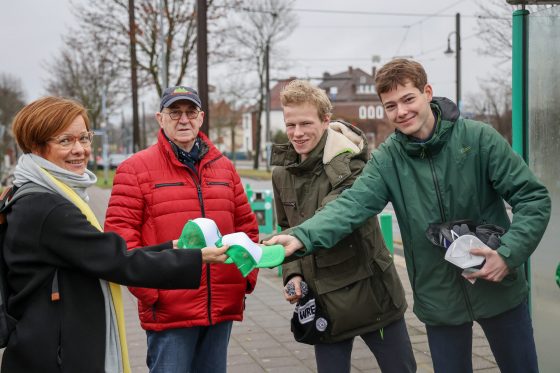 MVB-Geschäftsführerin Birgit Münster-Rendel veteil MVB Caps an zwei Schüler (Carl Keding und Thorben Rang)