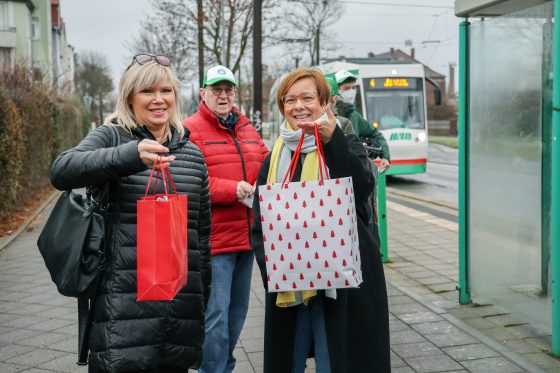 Bürgermeisterin Simone Borris und MVB Geschäftsführerin Birgit Münster-Rendel verteilen MVB Artikel in der Linie 4