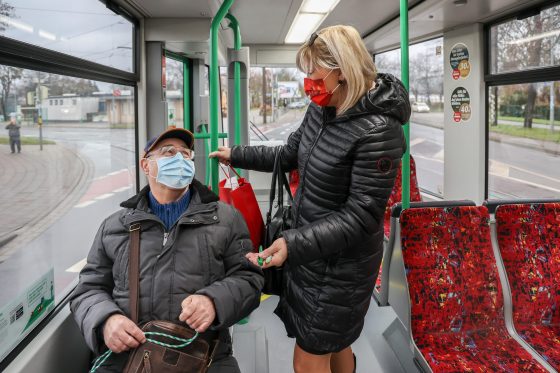 Bürgermeisterin Simone Borris und MVB Geschäftsführerin Birgit Münster-Rendel verteilen MVB Artikel in der Linie 4
