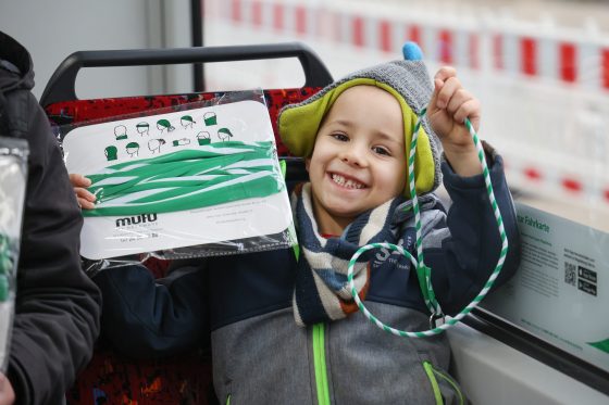 Kind hat ein Halstuch und ein Schlüsselband der MVB in der Hand