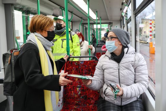 Bürgermeisterin Simone Borris und MVB Geschäftsführerin Birgit Münster-Rendel verteilen MVB Artikel in der Linie 4