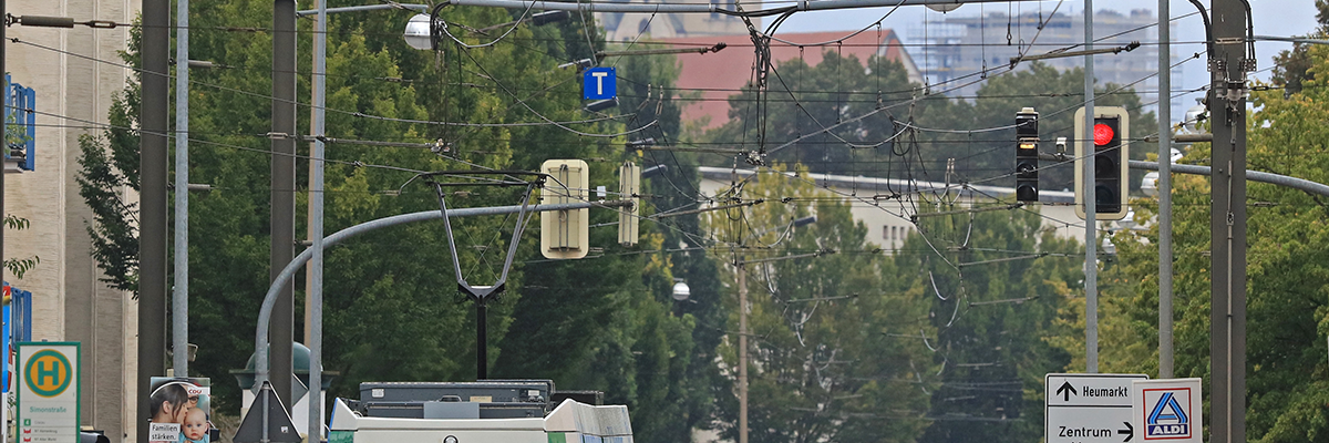 Straßenbahn der Linie 4 Richtung Cracau im Straßenverkehr