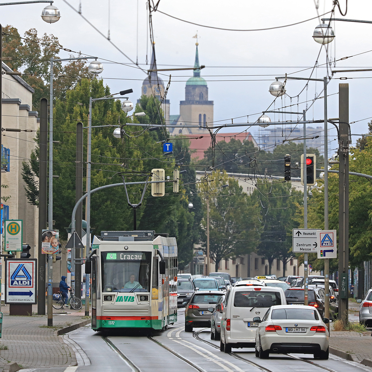 Straßenbahn der Linie 4 Richtung Cracau im Straßenverkehr