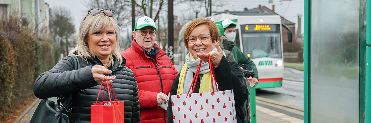Bürgermeisterin Simone Borris und MVB Geschäftsführerin Birgit Münster-Rendel verteilen MVB Artikel in der Linie 4