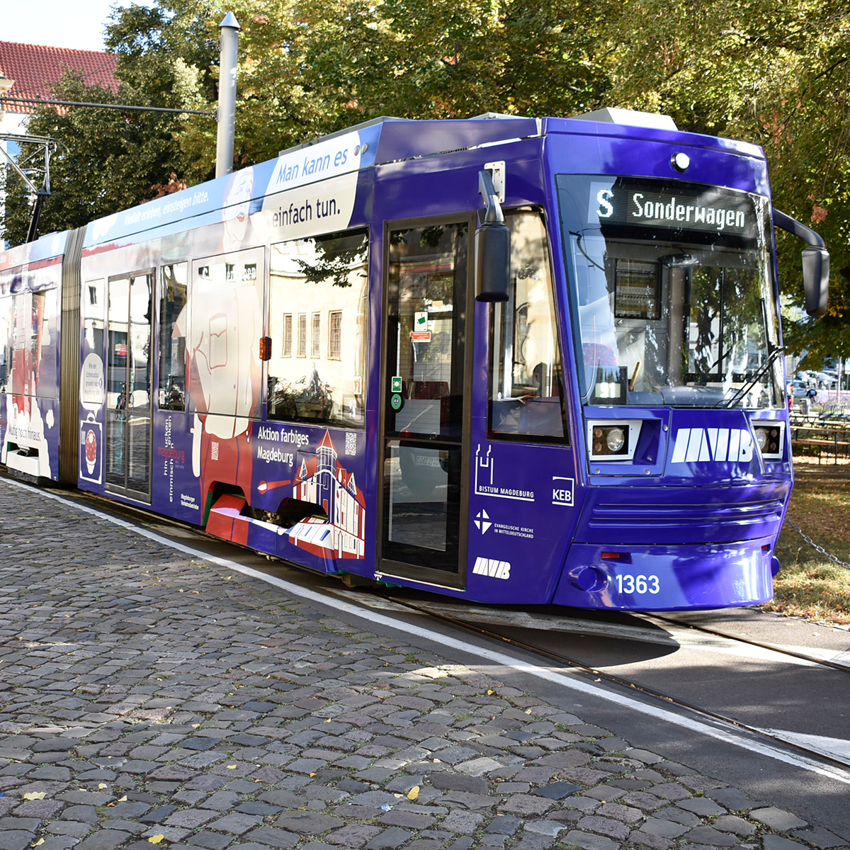 NGT 1363 mit der besonderen Werbebeklebung