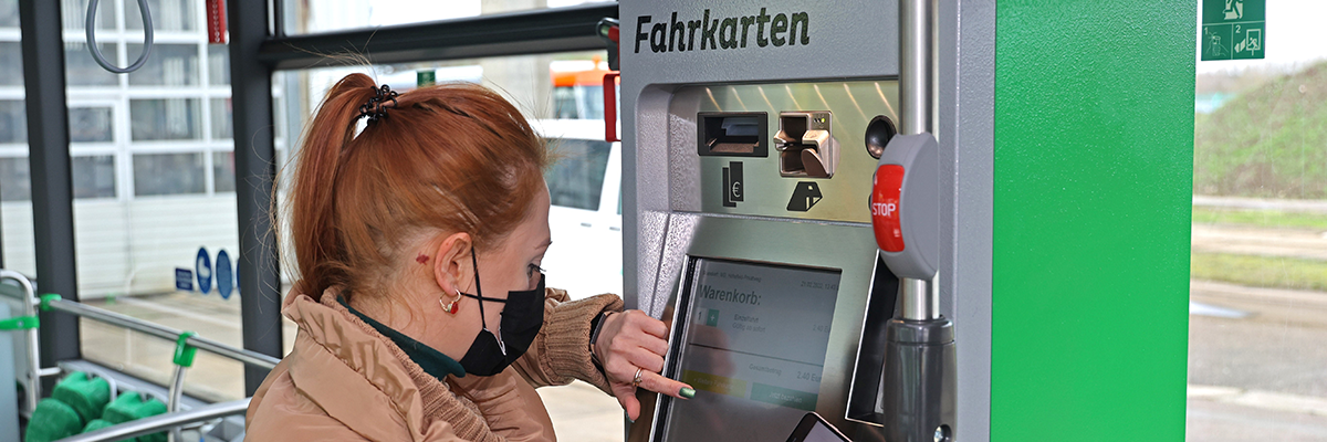 Laura Luise Wegner testet den neuen MVB-Fahrkartenautomaten