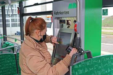 Laura Luise Wegner testet den neuen MVB-Fahrkartenautomaten