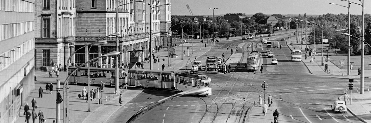 In den 1960er und 1970er Jahren prägten Gotha-Züge das Erscheinungsbild der MVB auf der Linie 2 und natürlich auf der Linie 4 Am 19. Februar 2022 starten wir wieder »Mit der Linie 4 um die Welt« vom Museumsdepot Sudenburg: Annett und Nadja Gröschner laden gemeinsam mit den Mitgliedern des Vereins IGNah e.V. ein, in einer historischen Gotha-Straßenbahn auf Lesereise zu gehen. Karten für die Fahrt um 19 Uhr sowie wenige Restkarten für die Fahrt um 15 Uhr gibt es zum Preis von 15,-- Euro bei der Feuerwache Magdeburg über das Kartentelefon 03 91 – 602 809