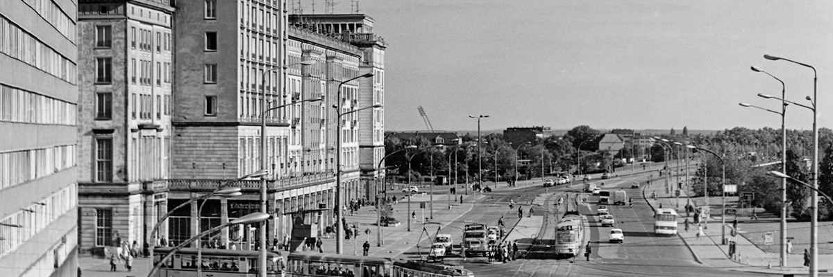 In den 1960er und 1970er Jahren prägten Gotha-Züge das Erscheinungsbild der MVB auf der Linie 2 und natürlich auf der Linie 4 Am 19. Februar 2022 starten wir wieder »Mit der Linie 4 um die Welt« vom Museumsdepot Sudenburg: Annett und Nadja Gröschner laden gemeinsam mit den Mitgliedern des Vereins IGNah e.V. ein, in einer historischen Gotha-Straßenbahn auf Lesereise zu gehen. Karten für die Fahrt um 19 Uhr sowie wenige Restkarten für die Fahrt um 15 Uhr gibt es zum Preis von 15,-- Euro bei der Feuerwache Magdeburg über das Kartentelefon 03 91 – 602 809