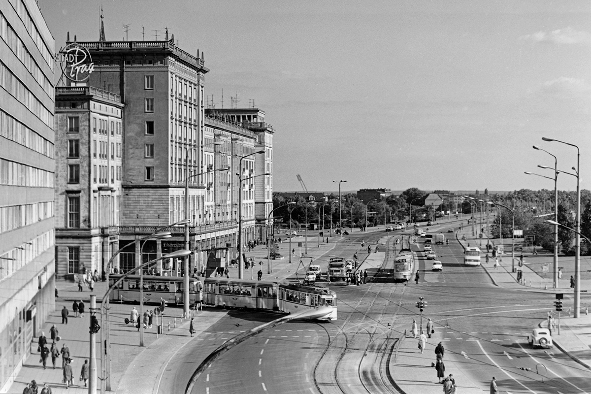 In den 1960er und 1970er Jahren prägten Gotha-Züge das Erscheinungsbild der MVB auf der Linie 2 und natürlich auf der Linie 4 Am 19. Februar 2022 starten wir wieder »Mit der Linie 4 um die Welt« vom Museumsdepot Sudenburg: Annett und Nadja Gröschner laden gemeinsam mit den Mitgliedern des Vereins IGNah e.V. ein, in einer historischen Gotha-Straßenbahn auf Lesereise zu gehen. Karten für die Fahrt um 19 Uhr sowie wenige Restkarten für die Fahrt um 15 Uhr gibt es zum Preis von 15,-- Euro bei der Feuerwache Magdeburg über das Kartentelefon 03 91 – 602 809