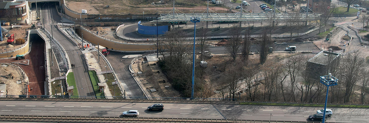 Luftaufnahme der Tagentenbrücke und der Tunnelbaustelle am Damaschkeplatz.