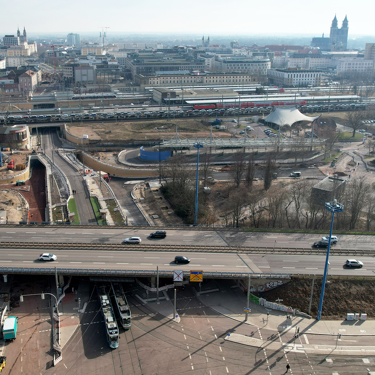 Luftaufnahme der Tagentenbrücke und der Tunnelbaustelle am Damaschkeplatz.