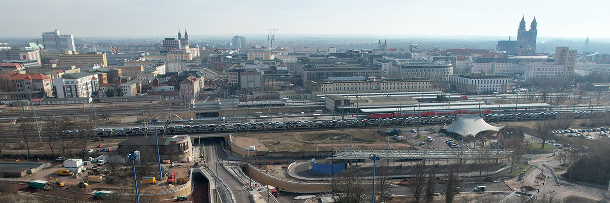 Luftaufnahme der Tagentenbrücke und der Tunnelbaustelle am Damaschkeplatz.