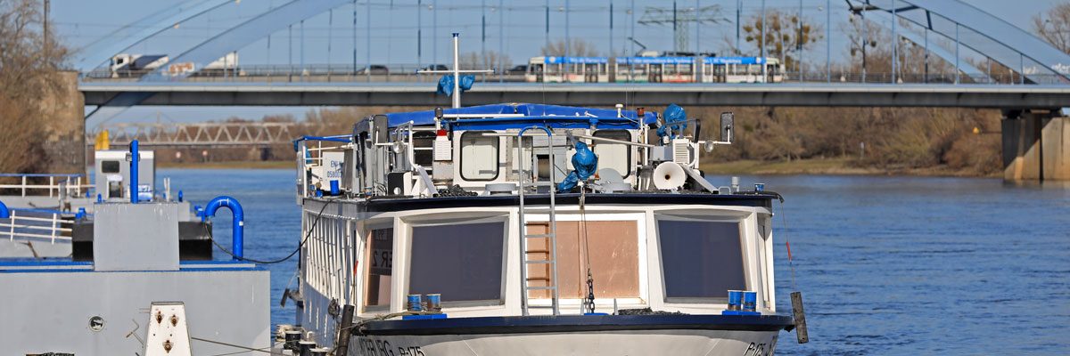 Boot der Weißenflotte an der Anlegestelle am Schleinufer