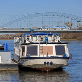 Boot der Weißenflotte an der Anlegestelle am Schleinufer