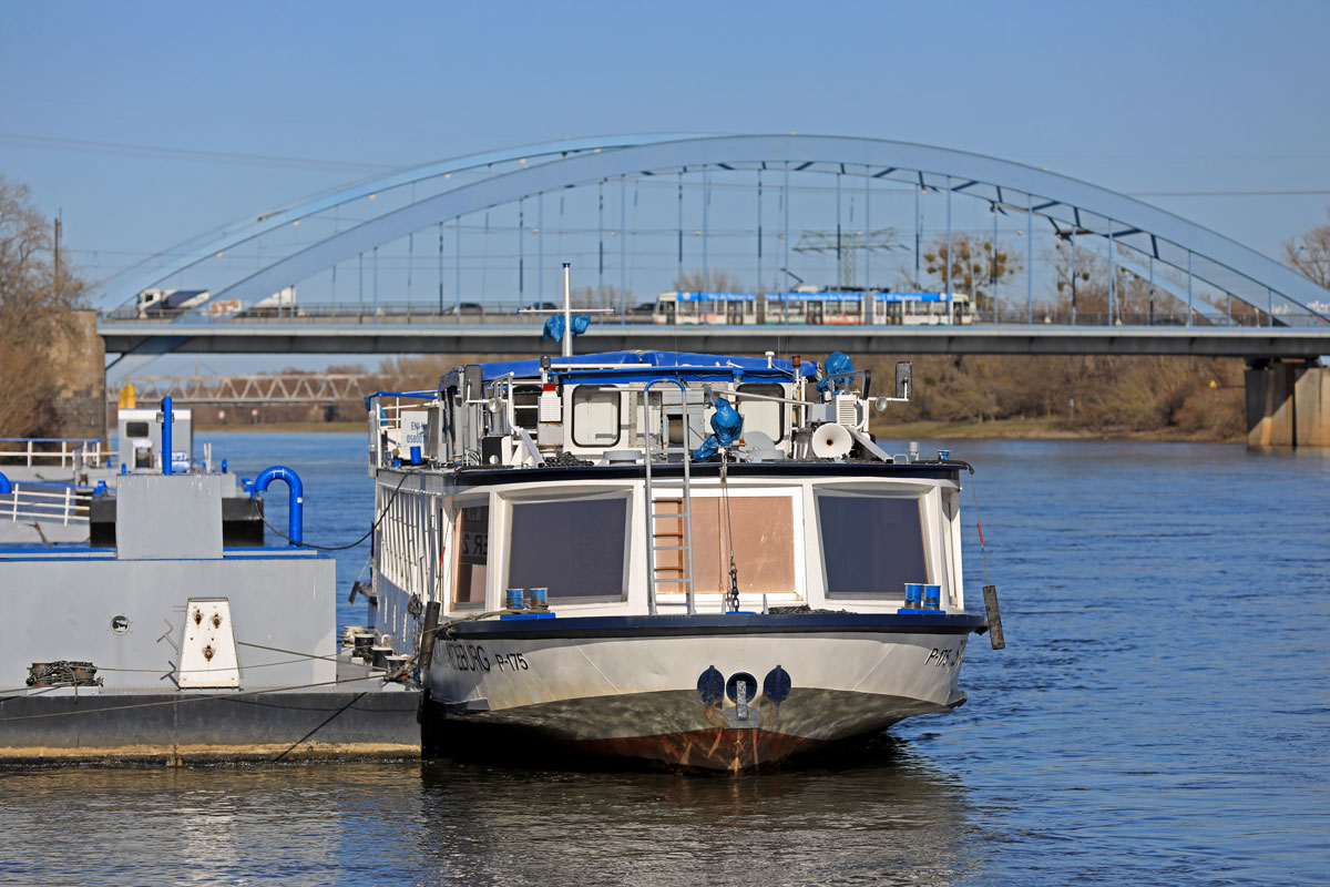 Boot der Weißenflotte an der Anlegestelle am Schleinufer