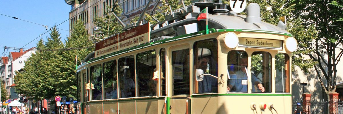historische Straßenbahn unterwegs in Sudenburg