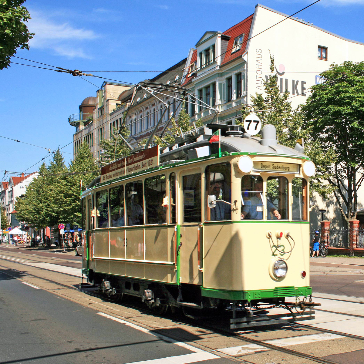historische Straßenbahn unterwegs in Sudenburg