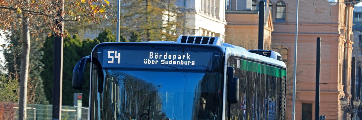 Bus der Linie 54 unterwegs im Stadtverkehr