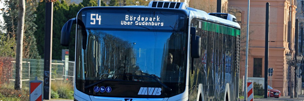 Bus der Linie 54 unterwegs im Stadtverkehr