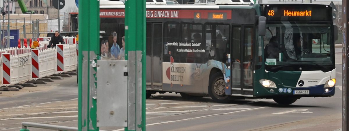 Bus der Linie 46 Richtung Heumarkt in einer Baustelle.