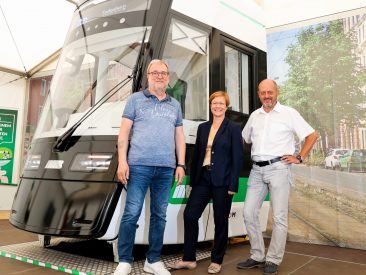 v.l.n.r.: Bernd Eberhardt, Birgit Münster-Rendel (MVB-Geschäftsführerin), Frank Rathsack (Projektleiter MVB-Fahrzeugbeschaffung)