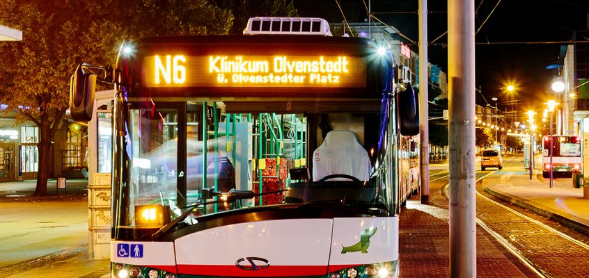 Nachtbus der Linie N6 Richtung Klinikum Olvenstedt am Alten Markt.