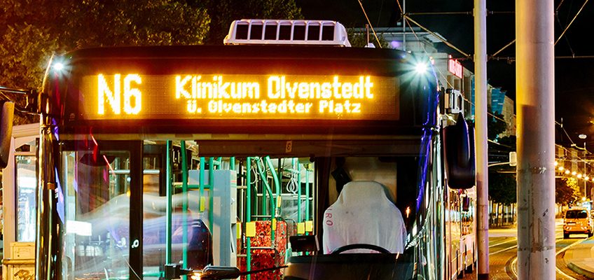 Nachtbus der Linie N6 Richtung Klinikum Olvenstedt am Alten Markt.