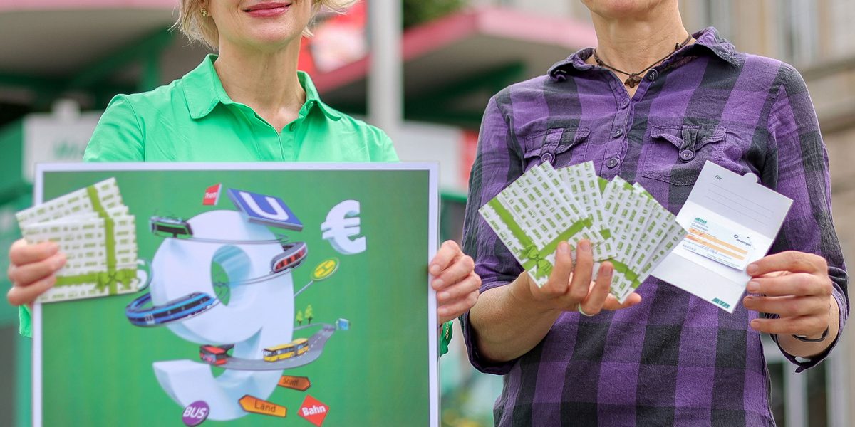 Marketing Abteilungsleiterin der MVB, Cornelia Muhl-Hünicke und Leiterin der Freiwilligenagentur Magdeburg, Frau Birgit Bursee, bewerben das 9€ Ticket.