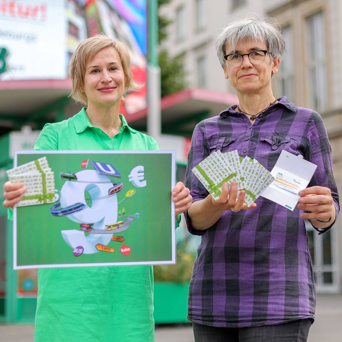 Marketing Abteilungsleiterin der MVB, Cornelia Muhl-Hünicke und Leiterin der Freiwilligenagentur Magdeburg, Frau Birgit Bursee, bewerben das 9€ Ticket.