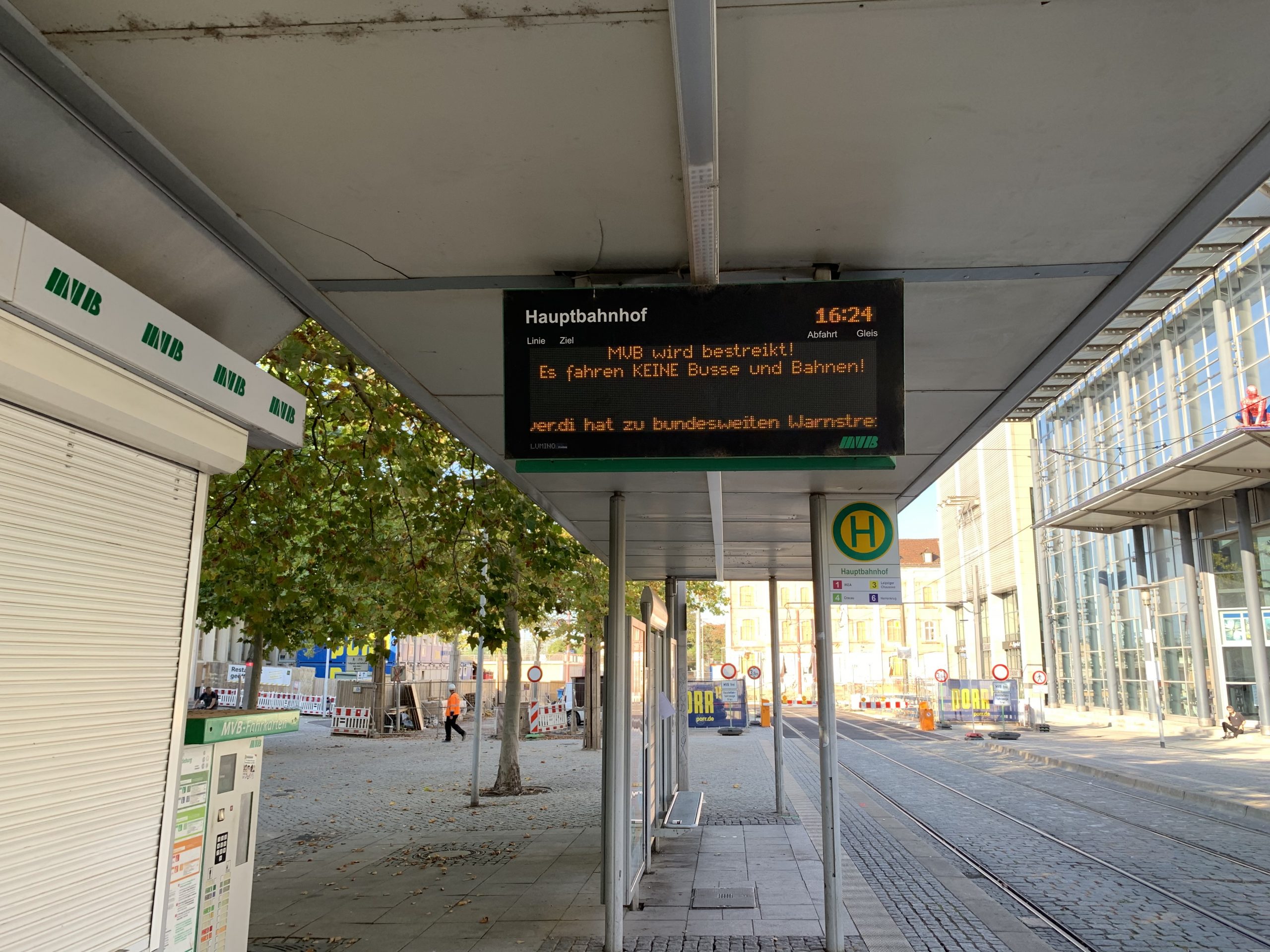 Hinweis auf der elektronischen Fahrgastinformation, dass die MVB bestreikt wird