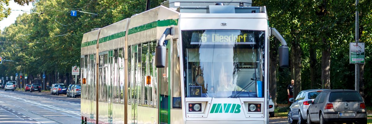 Straßenbahn der Linie 6 Richtung Diesdorf im Straßenverkehr.