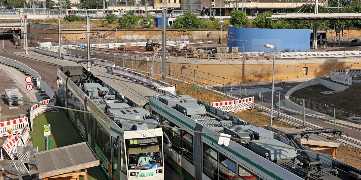 Straßenbahnen an der Ersatzhaltestelle in der Baustelle am City Tunnel.