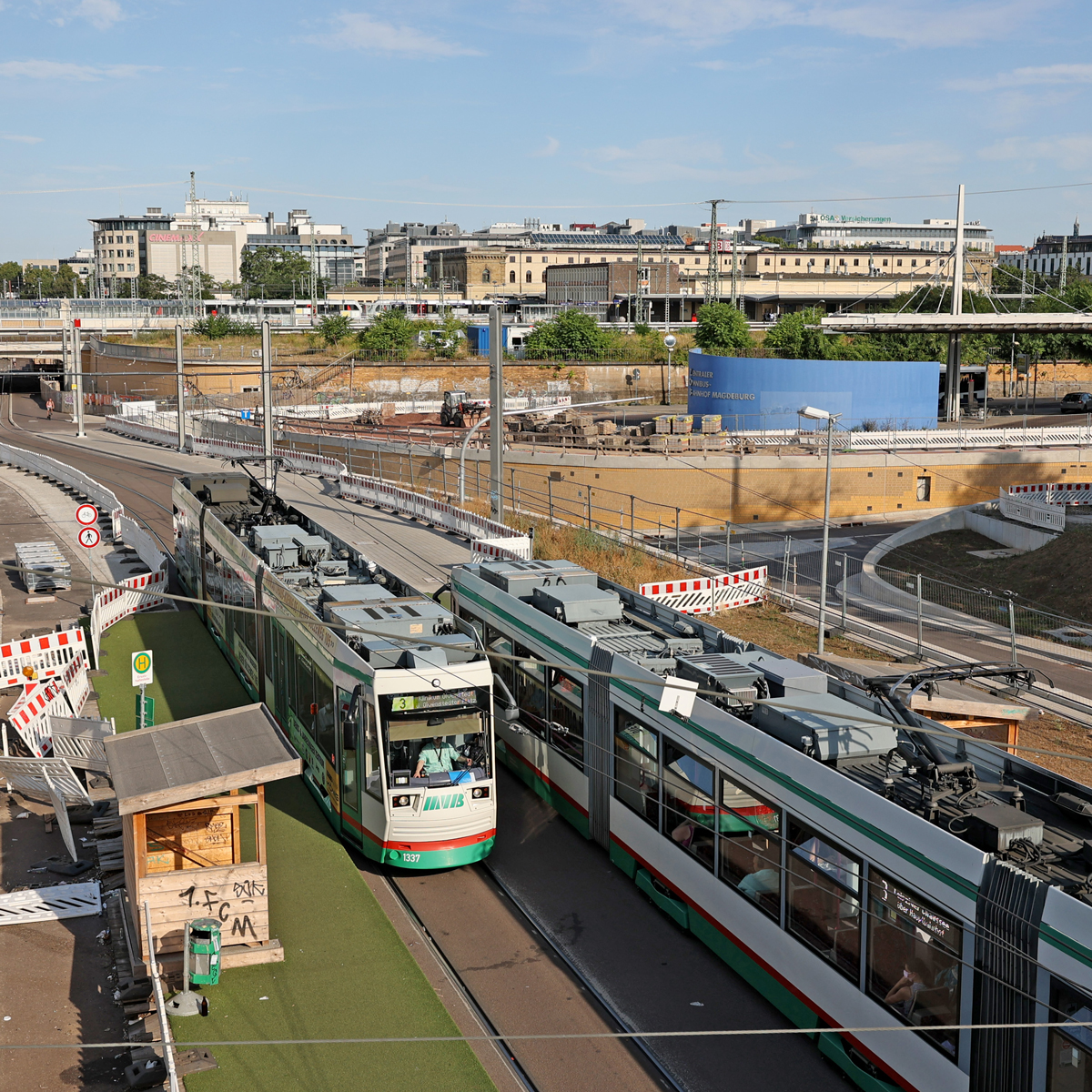 Straßenbahnen an der Ersatzhaltestelle in der Baustelle am City Tunnel.